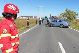 Unul dintre șoferii implicați a fost transportat de urgență la spital