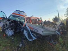 Accident mortal cu o ambulanță, în Satu Mare. O persoană a ars de vie, după impact