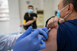 Zeci de persoane injectate din greșeală cu tratamentul experimental Regeneron, în loc de vaccinul anti-Covid