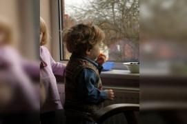 Doi copii de doi ani au rămas blocați într-un apartament de la etajul 4, în Bârlad