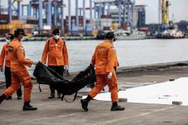 Cutiile negre ale avionului prăbuşit în mare, în Indonezia, au fost localizate la 23 de metri adâncime. Scafandrii le recuperează