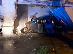 S-a înfipt cu mașina furată în zidul unei case. Hoţul rămas blocat între fiare a fost scos de jandarmii craioveni