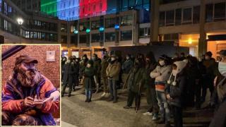 Fost şofer român de TIR, mort de frig în Italia. Sute de oameni s-au rugat pentru bărbatul fără nume, în Piazza Piccapietra din Genova