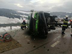 Doi morţi la Suceava, în Pasul Mestecăniş, după ce un microbuz s-a răsturnat