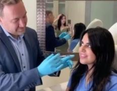 Un medic estetician american a murit de COVID-19, după ce o pacientă căruia îi injecta acid hialuronic în buze a tuşit în faţa lui