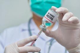 Un asistent medical se pregăteşte pentru vaccinul anti-coronavirus