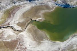 Vedere aeriană din dronă cu Barajul Camlidere, unde nivelul apei este scăzut din cauza secetei și a consumului ridicat de apă, din Turcia