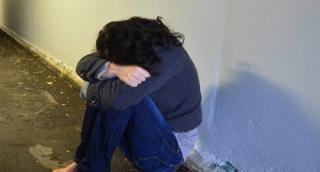 O mamă din Vaslui şi-a bătut fiica de 19 ani, cu dizabilităţi, până i-a spart capul. Tânăra a ajuns la spital