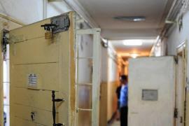 Un tânăr de 32 de ani, găsit spânzurat în arestul Poliției Vâlcea. Bărbatul și-ar fi pus capăt zilelor cu un cearceaf