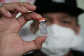 Doza unui vaccin Sinovac, prezentată de un medic din Indonezia
