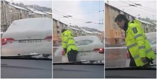 Video viral cu un polițist din Brașov care coboară din autospecială și șterge de zăpadă luneta mașinii din față