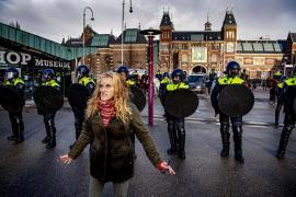 Mii de persoane au protestat în Amsterdam împotriva restricțiilor COVID