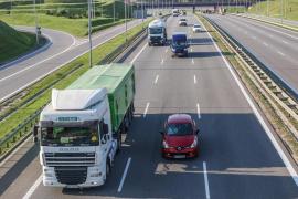 autostrada cu camioane şi masini