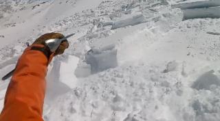 Un tânăr prins într-o avalanșă a filmat momentul când este la un pas de a fi îngropat în zăpadă