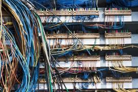 Patru români au lăsat mai multe oraşe din Spania fără internet şi telefonie. Bărbaţii sunt acuzaţi că au furat un kilometru de cablu