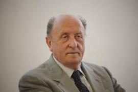 Angelo Caloia, îmbrăcat la costum