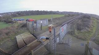 Captură video cu cele două femei pe şinele de tren