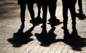 Băiatul ar fi fost atacat de un grup de 10 tineri