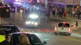 Gloată spulberată fără milă de un poliţist din SUA, după ce tinerii ar fi încercat să-i spargă geamurile maşinii de poliţie