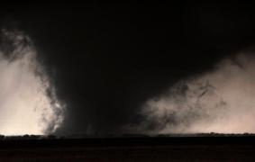 O tornadă uriaşă a lovit Alabama, în miez de noapte. Hotel distrus, case dărâmate, locuitorii luaţi prin surprindere: "Se pare că vom avea o zi lungă"