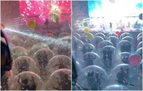 Concert în bule de plastic. Trupa americană de rock The Flaming Lips a băgat tot publicul în plastic, ca să cânte live