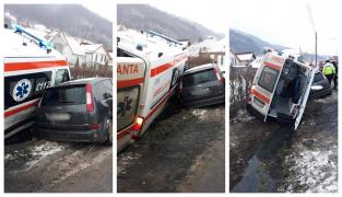 Maşina implicată în accident nu a acordat prioritate ambulanţei