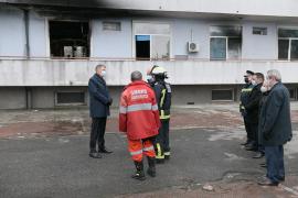 Preşedintele Klaus Iohannis, Raed Arafat, Adrian Streinu-Cercel şi Traian Berbeceanu, în faţa spitalului Matei Balş, unde a avut loc un incendiu