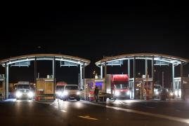 Coloane de maşini în Vama Nădlac II. Trecerea frontierei se face cu dificultate