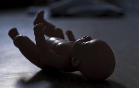 Păpuşă de jucărie lăsată pe podea