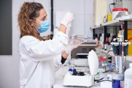 O laborantă procesează un test pentru coronavirus