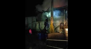 Pompierii au intervenit la incendiul din Maramureş pentru a salva alte case din apropiere