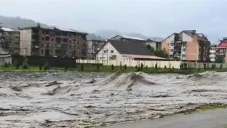 Cod roşu de inundaţii pe mai multe râuri din Vâlcea, Gorj şi Mehedinţi. Hidrologii anunţă fenomene periculoase