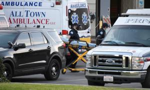 Ambulanţele din Los Angeles aştepată să transporte pacienţii la spital