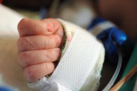 Fetiţă de 1 an şi 8 luni desfigurată cu bătaia de tatăl vitreg pentru că plângea, la Vâlcea. Monstrul a fost arestat preventiv 30 de zile