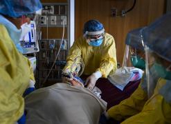 Pacient şi medici în spital covid