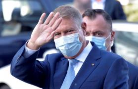 O copie după sabia lui Ştefan cel Mare, printre cadourile primite de Klaus Iohannis anul trecut. Ce "atenţii" a mai primit preşedintele