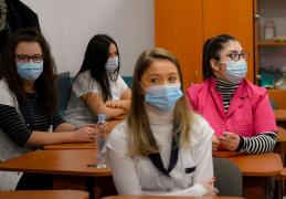 Inspectoratele școlare trebuie să publice zilnic informații despre clasele care intră în online