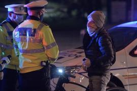 Politisti participa la o actiune de verificare a respectarii masurilor pentru limitarea raspandirii covid