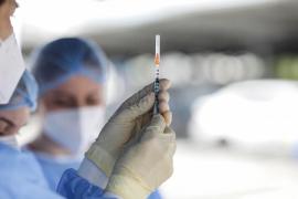 Un medic pregătește o doză de vaccin împotriva Covid19