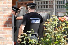 Poliţiştii, în faţa casei familiei ucise de criminalul din Alpi (2012)