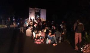 126 de migranţi, încuiați într-un TIR şi abandonaţi: "Am auzit ţipete, plânsete şi bătăi în uşile camionului". Imaginile, publicate de poliția din Guatemala