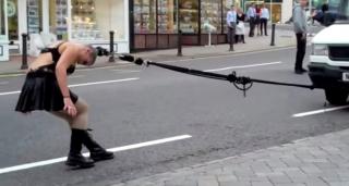 Anastasia Sawicka, artistă de circ, şi-a tractat singură maşina, folosindu-se de părul ei extrem de rezistent