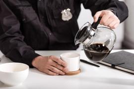 O chelneriţă a fost arestată pentru că i-a servit o cafea rece şi ''îngrozitoare'' la gust unui poliţist