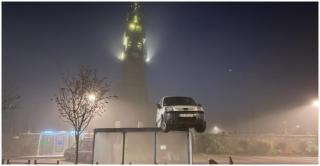 Nimeni nu şi-a putut explica cum a ajuns dubiţa pe acoperişul staţiei de autobuz