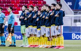 Scandal uriaş în avionul naţionalei României U21: trei jucători s-au înjurat ca la uşa cortului. O stewardesă a fost agresată verbal: reacţia FRF