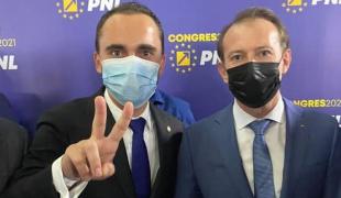 Cosmin Şandru alături de Florin Cîţu făcând semnul victoriei