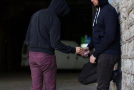 Bărbatul a fost supărat că dealerul crescuse preţul narcoticelor