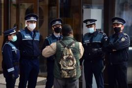 Mai multui politisti verifica documentele unui barbat aflat in Gara de Nord, in timpul restrictiilor impuse de starea de urgenta