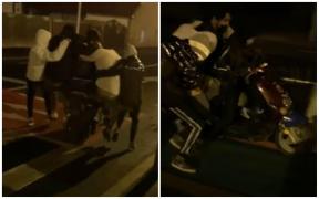 Șase tineri înghesuiți pe un scuter, la Sibiu. Merg pe mijlocul străzii și fac echilibristică. Reacția poliției