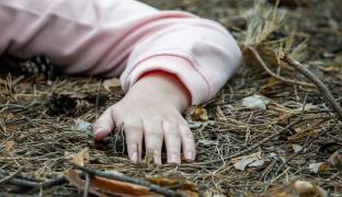 Cele două prietene au fost atacate de un tânăr pe care au vrut să îl ajute să ajungă acasă